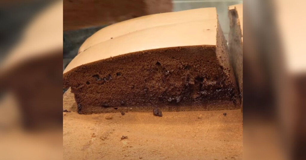 Baker Earns Over 72 Million Views By Cutting Through Chocolate jiggly 
